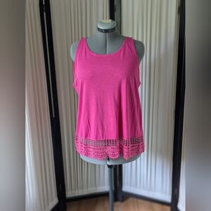 George, dark pink, sleeveless, cotton crochet at the bottom edge, top.